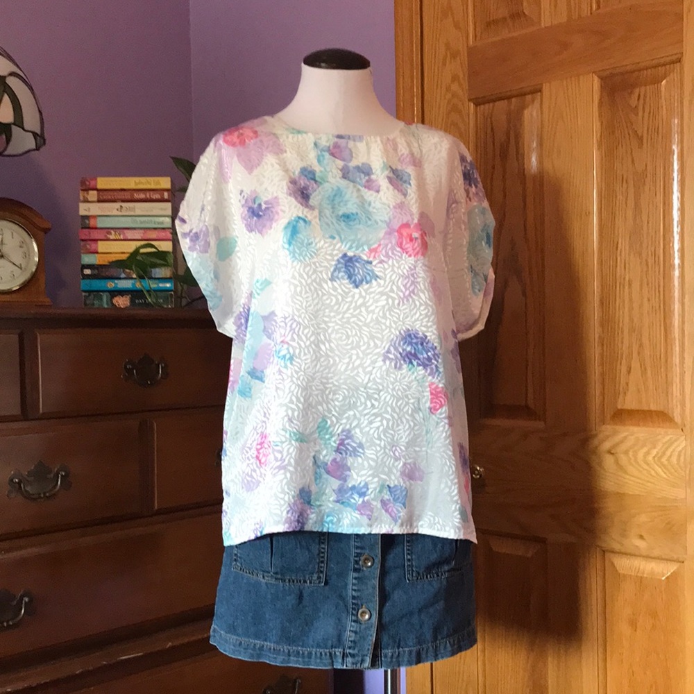 LAURA MAE 🌟 Vintage Blouse, Batwing, floral print, lightweight wide neck pastel